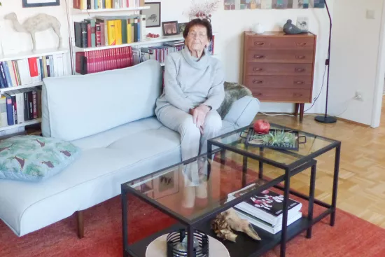 Frau Smandek auf ihrem Sofa