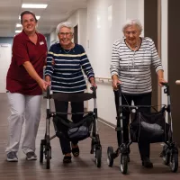 Mitarbeiterin und Bewohnerinnen auf dem Flur