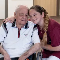 Mitarbeiterin und Bewohner