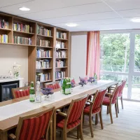 Aufenthaltsraum mit Bibliothek
