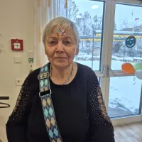 Bewohnerin mit Glitzersteinen im Gesicht