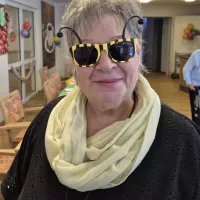 Bewohnerin in Bienen-Verkleidung