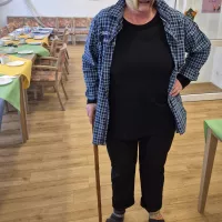 Mitarbeiterin mit Maske