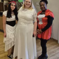 drei Frauen in Kostümen