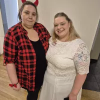 zwei Frauen in Kostüm stehen nebeneinander