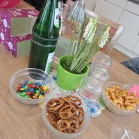 Ein Tisch mit Snacks und Getränken