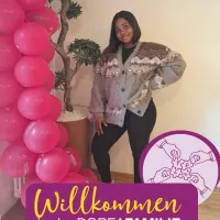 Eine Frau steht neben Luftballons