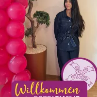 Eine Frau steht neben Luftballons