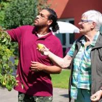 Betreuung und Bewohnerin im Garten