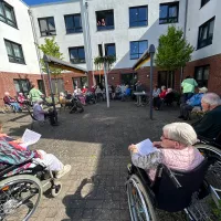 der Maikranz wird besungen