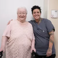 Bewohnerin und Mitarbeiterin Bewohnerin und Mitarbeiterin