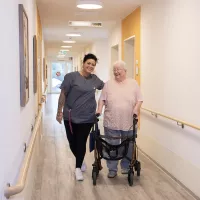 Bewohnerin und Mitarbeiterin Bewohnerin und Mitarbeiterin