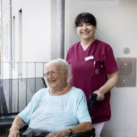 Draußen mit dem Rollstuhl Draußen mit dem Rollstuhl