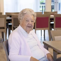 Bewohnerin zu Tisch Bewohnerin zu Tisch