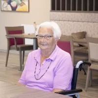 Bewohnerin zu Tisch Bewohnerin zu Tisch