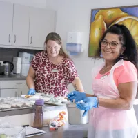 Service verteilt Essen