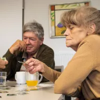 Bewohnerin und Bewohner spielen Memory