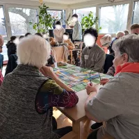 Schülerinnen und Schüler erklären ein Brettspiel