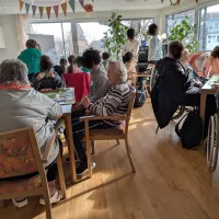 Das Klavierzimmer ist voll mit begeisterten Mitspielern
