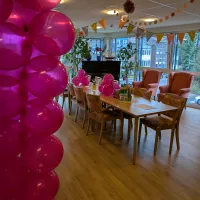 ein schön geschmückter Raum