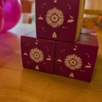 Drei Würfel stehen auf einem Tisch