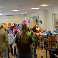 Viele Schüler und Schülerinnen im Speisesaal 