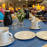 Dekoration und Kaffeekannen auf einem langen Tisch