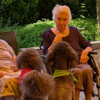 zwei ältere Frauen und zwei Hunde