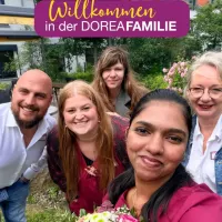 fünf Menschen lächeln in die Kamera