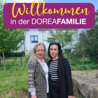 Zwei Frauen lächeln in die Kamera