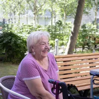 Bewohnerin genießt Sonne im Garten