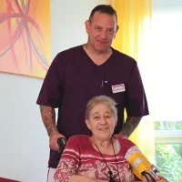 Mitarbeitende und Bewohnerin