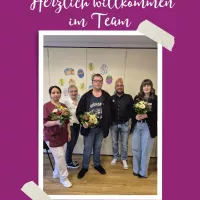 fünf Personen vor geschmückter Wand im Rahmen der DOREA