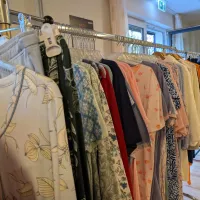 Wäscheständer voll mit Kleidung