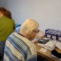 Mehrere Menschen betrachten Unterwäsche