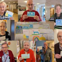 mehrere Personen zeigen Postkarten