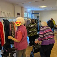 Viele Personen schauen sich im Raum um