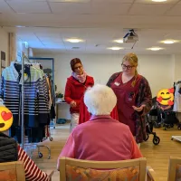 zwei Personen führen Wäsche vor