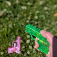 zwei Wasserpistolen 