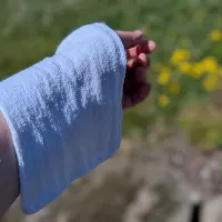 nasser Waschlappen am Arm