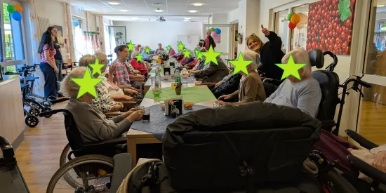 Viele Menschen an einer langen Tafel
