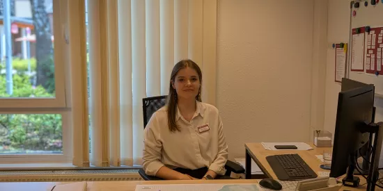 Einrichtungsleitung an ihrem Schreibtisch