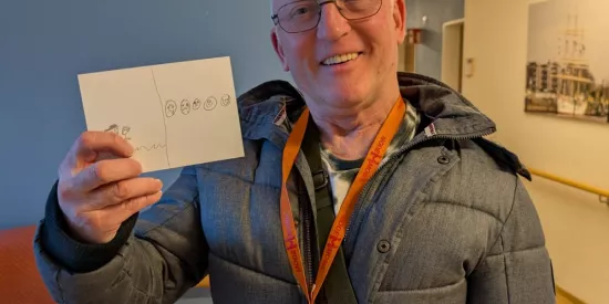 Mann hält Karte hoch