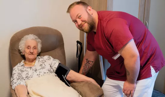 Mitarbeiter und Bewohnerin