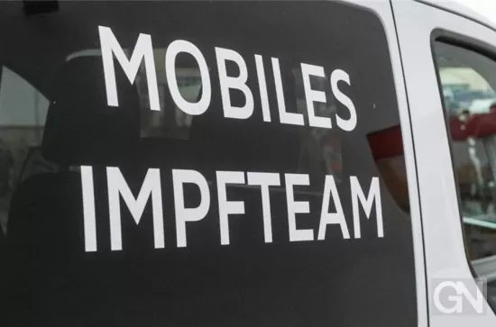 der-schriftzug-mobiles-impfteam-steht-auf-der-seitenscheibe-615946og