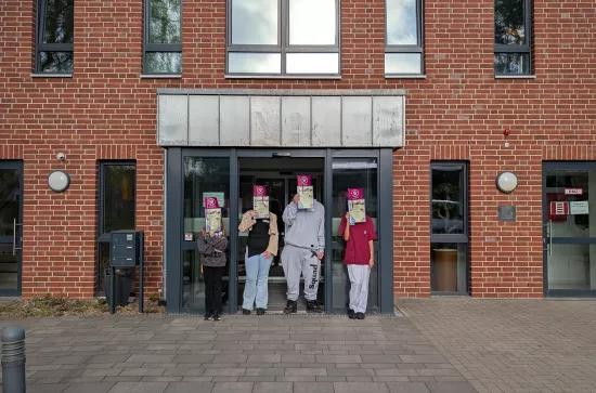 Vier Personen vor dem Haupteingang