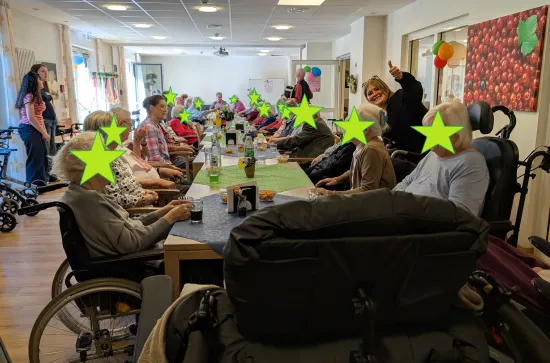 Viele Menschen an einer langen Tafel