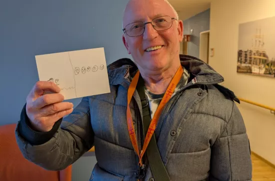 Mann hält Karte hoch