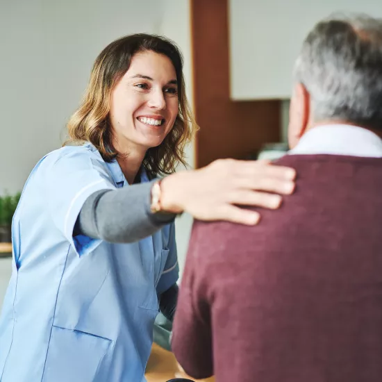 Eine Pflegerin mit einem Mann.